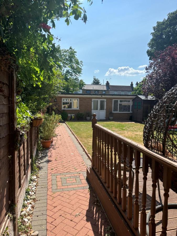 Studio Flat Gants Hill With Free Parking Редбридж Экстерьер фото